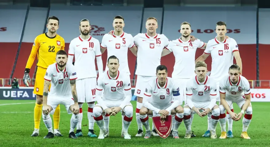 Reprezentacja Polski w piłce nożnej gotowa na mecze reprezentacji Polski 2025. Drużyna w białych strojach na murawie stadionu.
