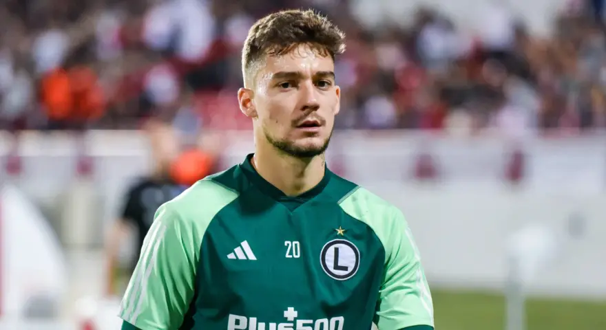 Ernest Muçi w zielonej koszulce z numerem 20, gotowy do gry.