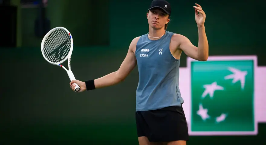Tenisistka na kortach w Indian Wells 2026, z rakietą w dłoni, skupiona na grze.