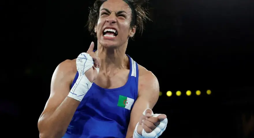 Imane Khelif, bokserka z Algierii, triumfuje po wygranej walce, uniesiona emocjami i dumą.