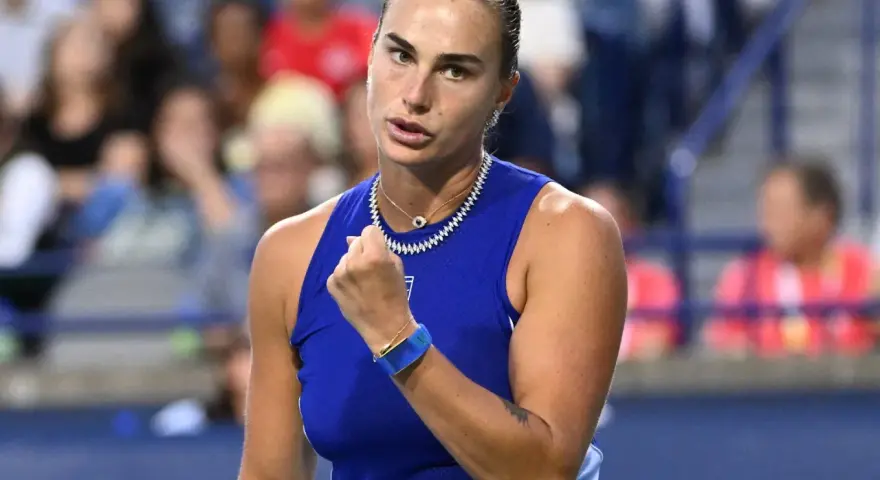 Aryna Sabalenka w kluczowym momencie meczu, zaciśnięta pięść i skupienie na twarzy.