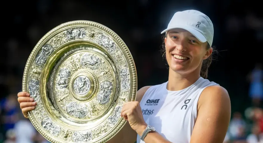 Iga Świątek z pucharem na Wimbledonie. Radość po zwycięstwie na trawiastych kortach.