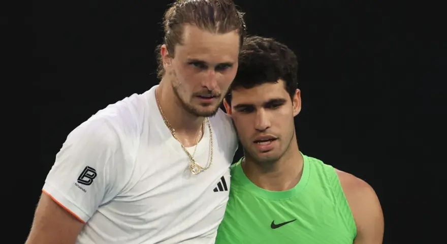 Carlos Alcaraz i Alexander Zverev po zaciętym meczu.