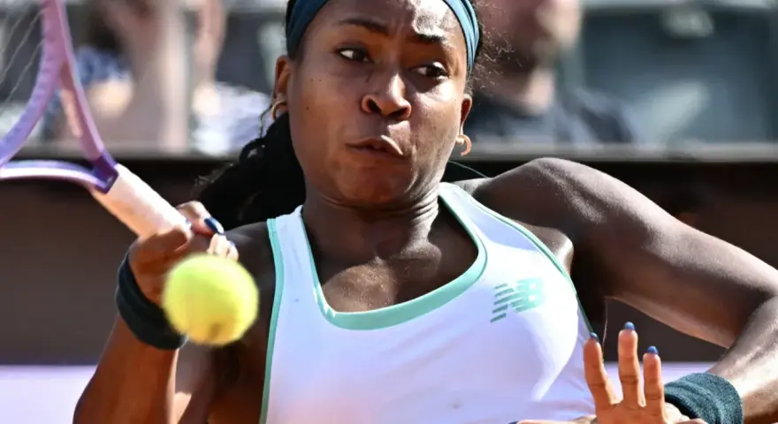 Coco Gauff w akcji, skupiona na odbiciu piłki podczas meczu.