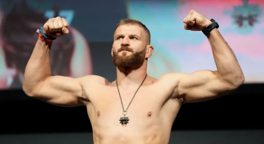Jan Błachowicz, wojownik kategorii lekkiej UFC, napina bicepsy.