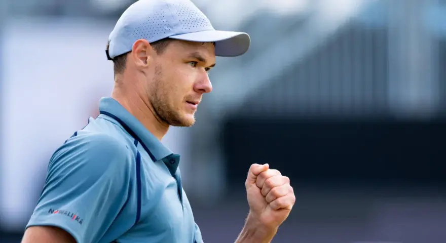 Kamil Majchrzak w akcji, zaciśnięta pięść i determinacja na twarzy.