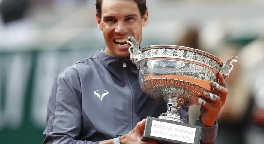 Rafael Nadal z pucharem Roland Garros, triumfator turnieju.