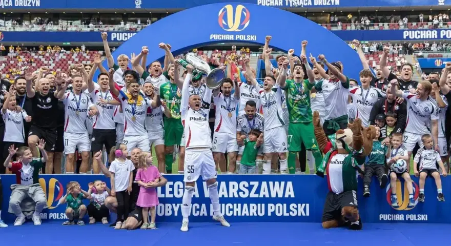 Piłkarze Legii Warszawa świętują zdobycie Pucharu Polski. Radość polskich drużyn w pucharach jest widoczna na twarzach zawodników i kibiców.