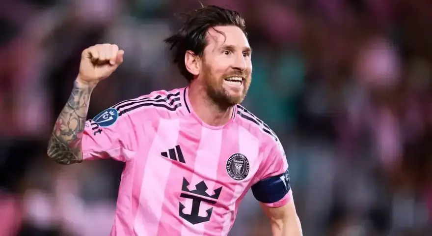 Piłkarz Lionel Messi w różowej koszulce Interu Miami, z podniesioną pięścią. Ile lat ma Messi? Wciąż w formie!