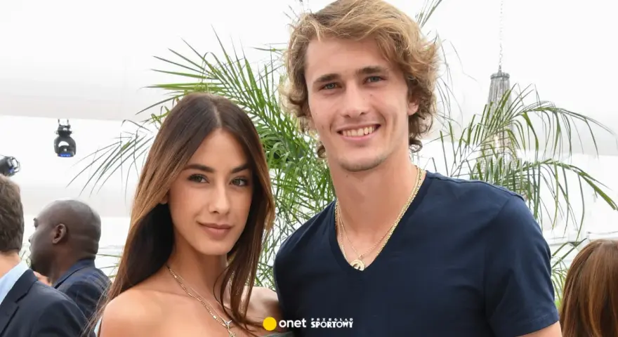 Alexander Zverev i jego partnerka, uśmiechnięci na tle palm. Zverev życie prywatne w blasku fleszy.