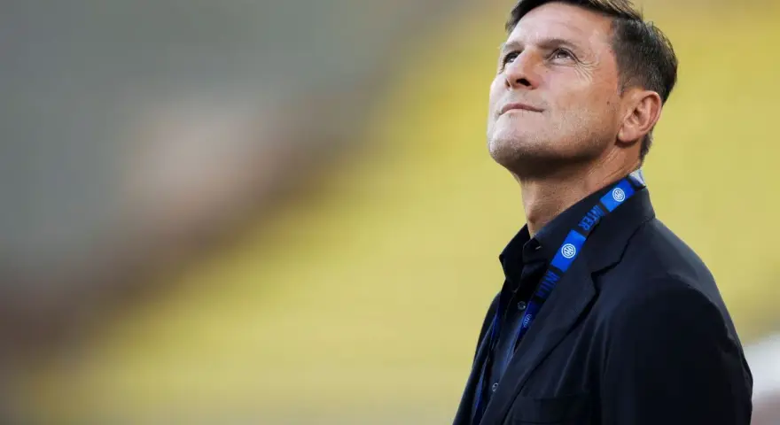 Trener Inter Mediolan wpatrzony w niebo, z nadzieją na zwycięstwo.
