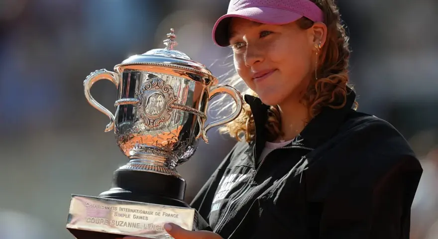 Uśmiechnięta tenisistka z pucharem Suzanne Lenglen po zwycięstwie w finale Roland Garros.