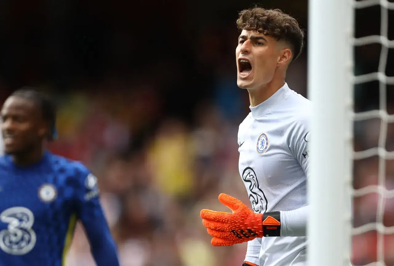 Bramkarz Chelsea w akcji, gotowy do obrony. Zawodnicy walczą o puchar ligi angielskiej.