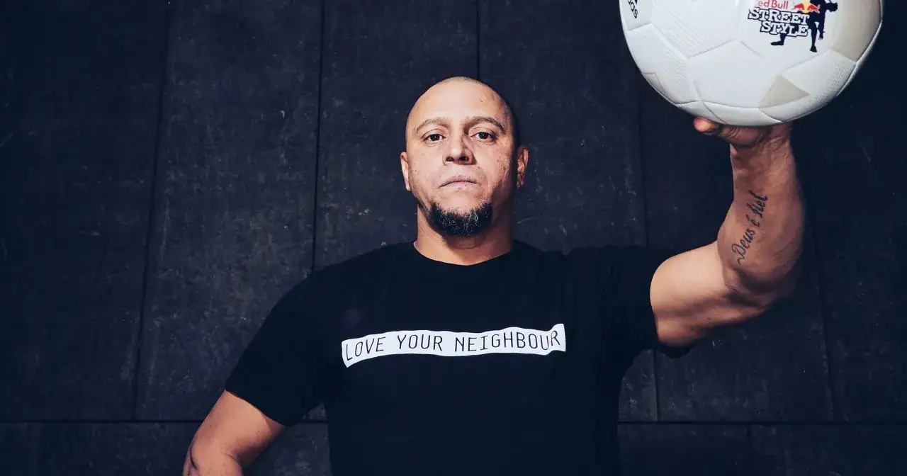 Roberto Carlos, znany z prowadzenia drużyn, prezentuje piłkę Red Bull Street Style.