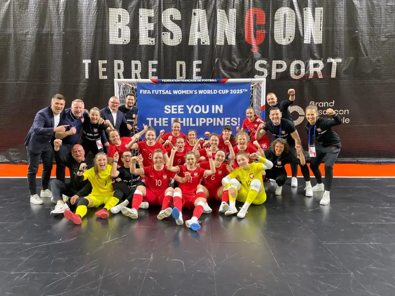 Drużyna Polski świętuje awans na futsal mistrzostwa świata 2025! Radość i duma po zwycięstwie.