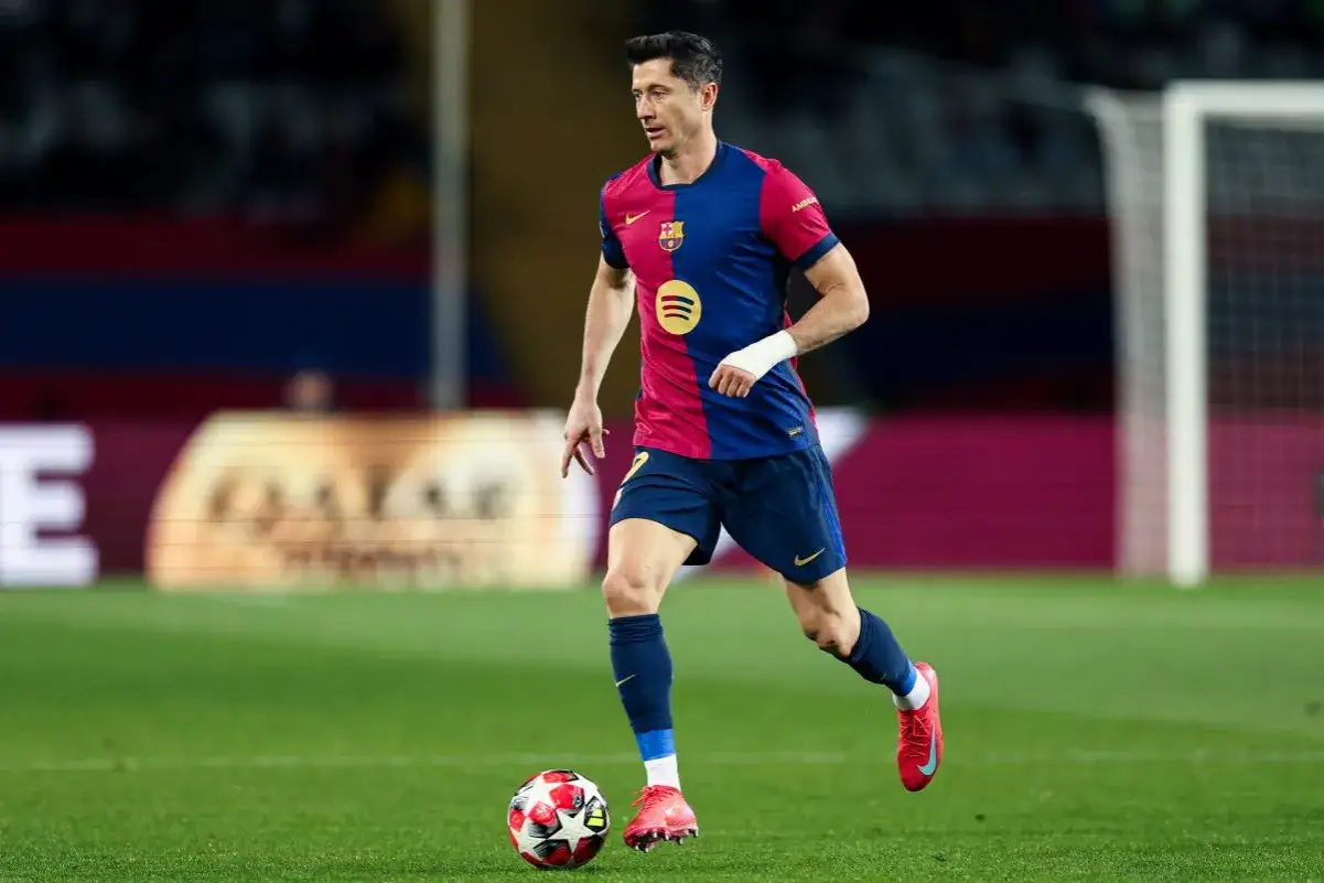 Robert Lewandowski w akcji, walczy o pozycję lidera w klasyfikacji strzelców La Liga.
