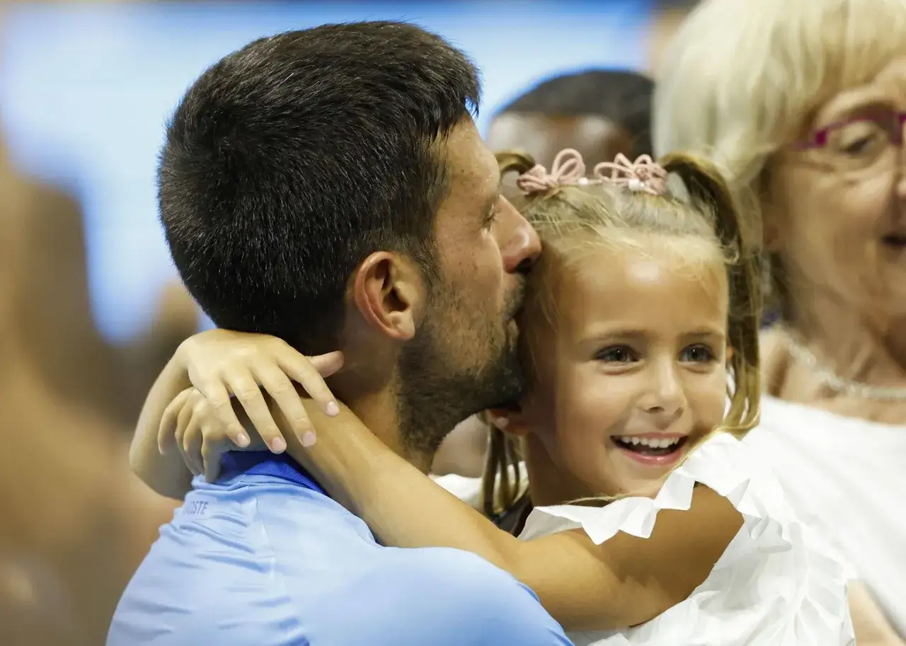Novak Djoković całuje córkę, która mocno go przytula. W tle widać babcię. To nie jest obraz rodzinnej tragedii, a wzruszający moment.