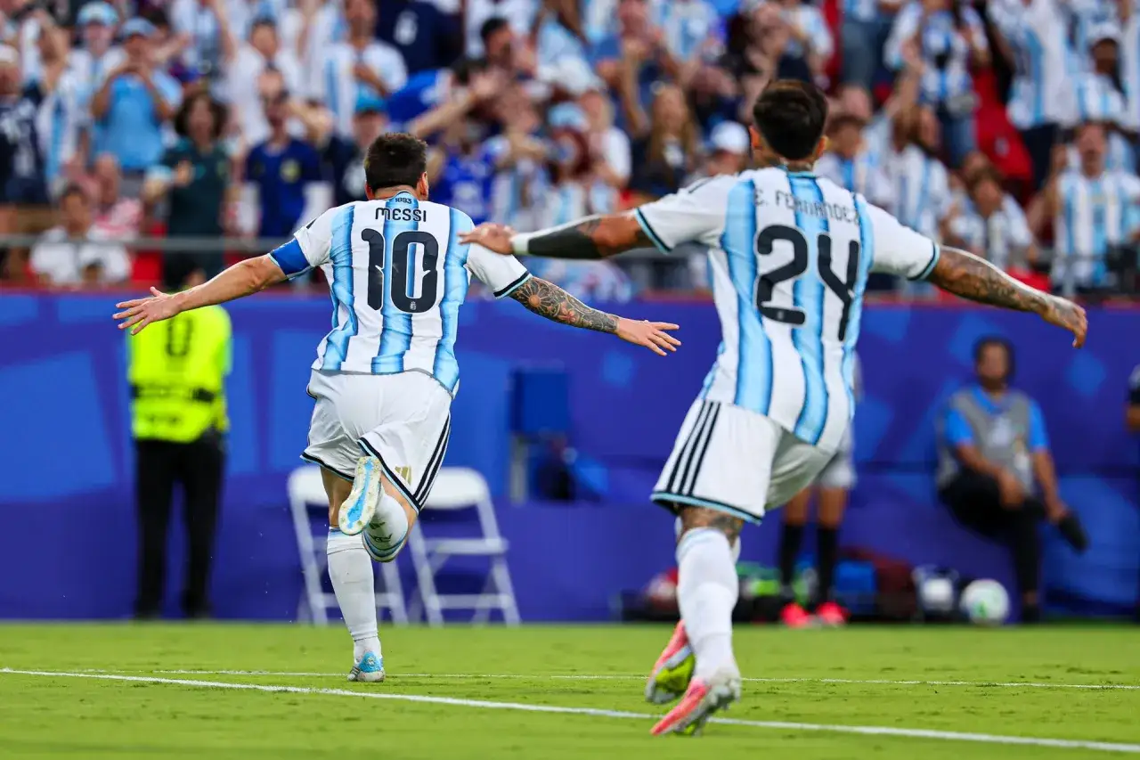 Messi z numerem 10 na plecach świętuje bramkę, a obok niego Enzo Fernández. Czy to właśnie Messi ma najwięcej asyst w historii piłki nożnej?