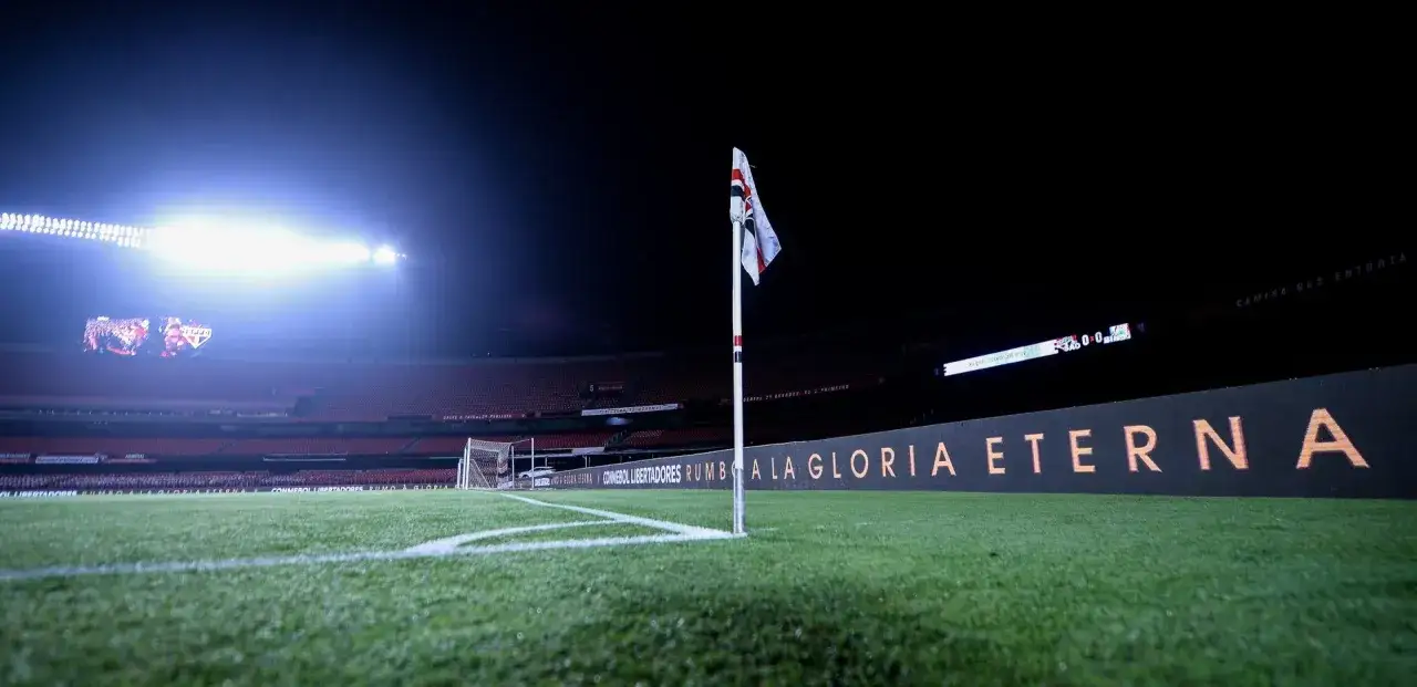 Nocny stadion, piłkarska flaga São Paulo FC i napis