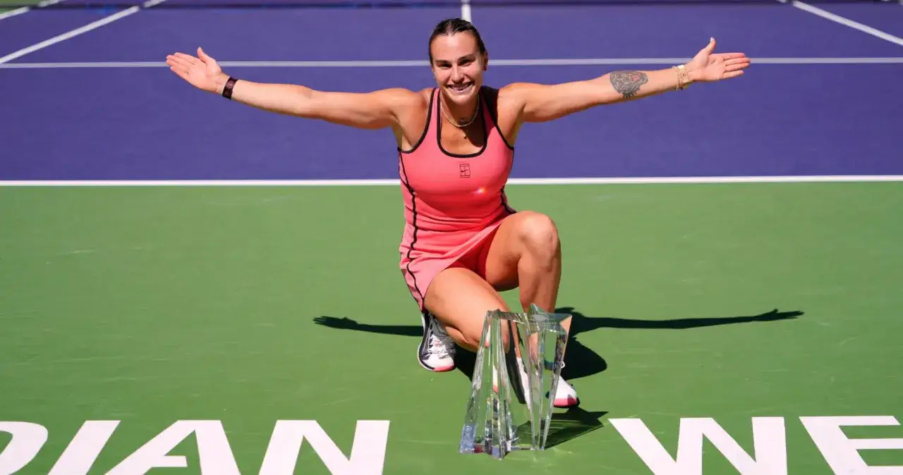Zwyciężczyni turnieju tenisowego w Indian Wells 2026 z pucharem, radośnie prezentuje swoje osiągnięcie na korcie.