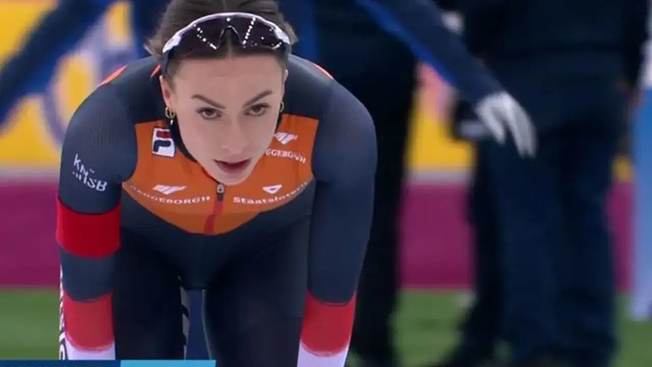 Femke Kok w kombinezonie łyżwiarskim, skupiona przed startem.