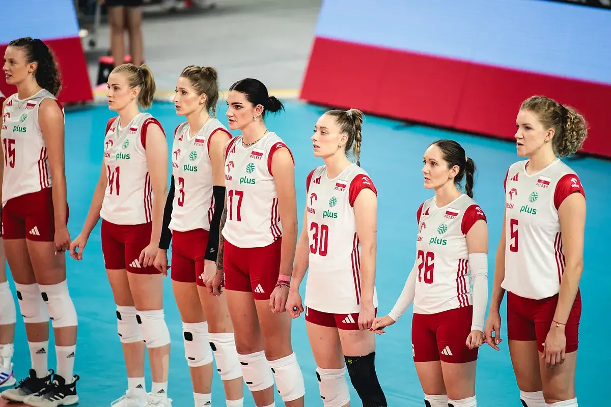 Siatkarki polskie: numer 15, 11, 3, 17, 30, 26, 5. Reprezentacja Polski w siatkówce kobiet gotowa do gry.