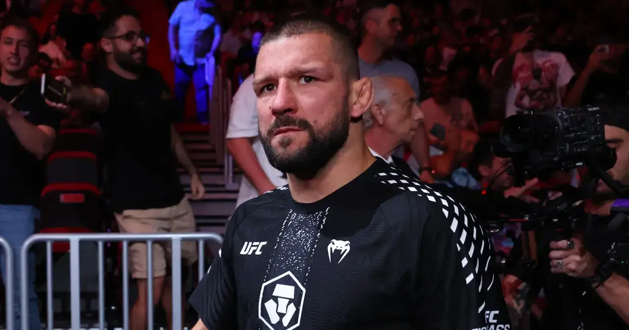 Polak w UFC, zawodnik wychodzi na ring, otoczony przez tłum i kamery.