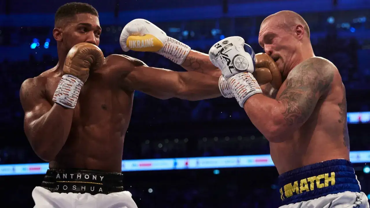 Anthony Joshua i Usyk w zaciętej walce bokserskiej.