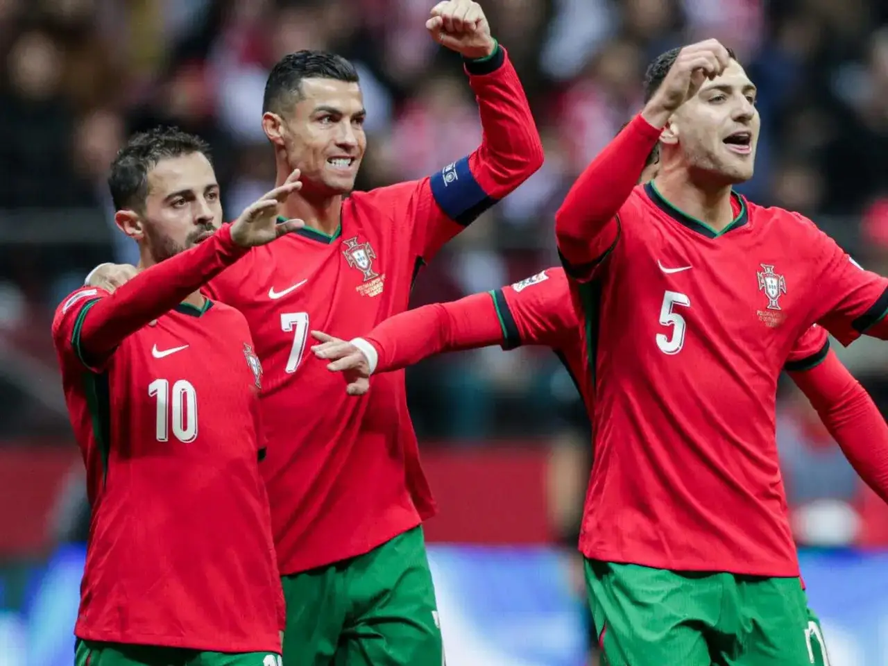 Piłkarze Portugalii, w tym Cristiano Ronaldo, świętują. Poznaj cristiano ronaldo daty dołączenia do reprezentacji.