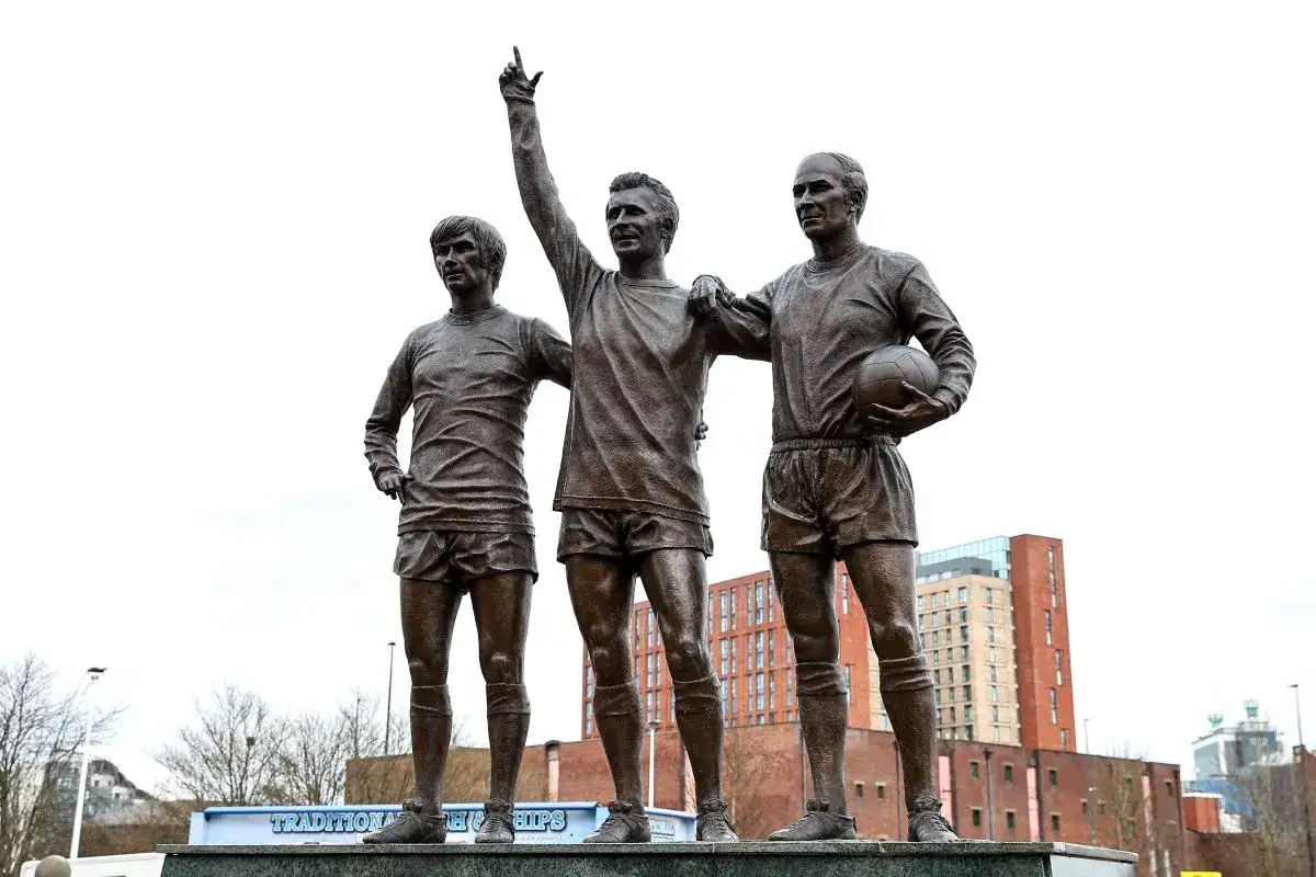 Pomnik trzech legend Manchesteru United: Charlton, Law i Best. Ich postacie upamiętniają złote lata klubu.