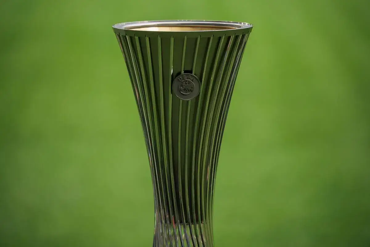 Trofeum Ligi Konferencji UEFA, symbol marzeń wielu drużyn.