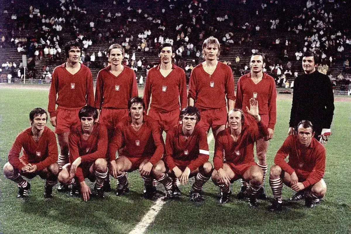 Drużyna piłkarska w czerwonych strojach, symbol największych sukcesów reprezentacji Polski w piłce nożnej.