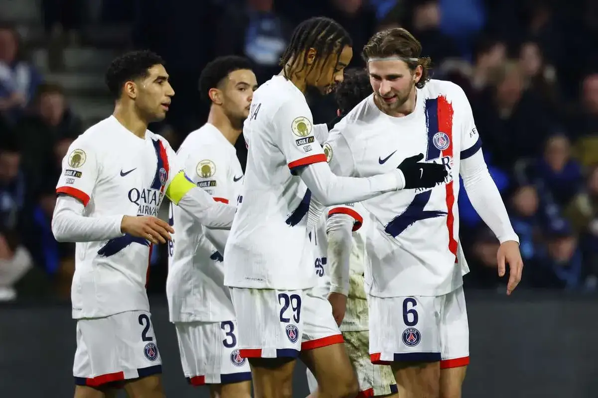 Piłkarze PSG świętują po meczu z Le Havre AC.