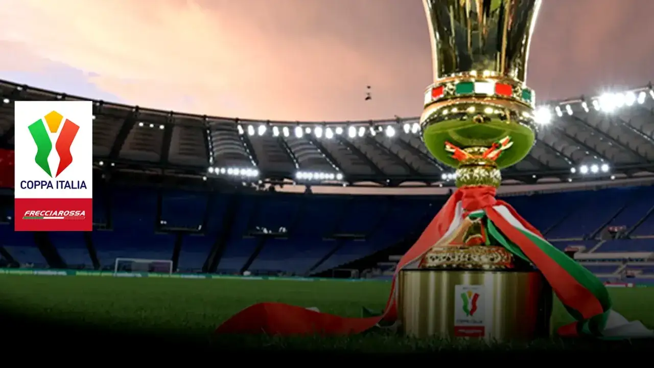 Złoty puchar Coppa Italia, symbol włoskich rozgrywek piłkarskich, na tle stadionu.