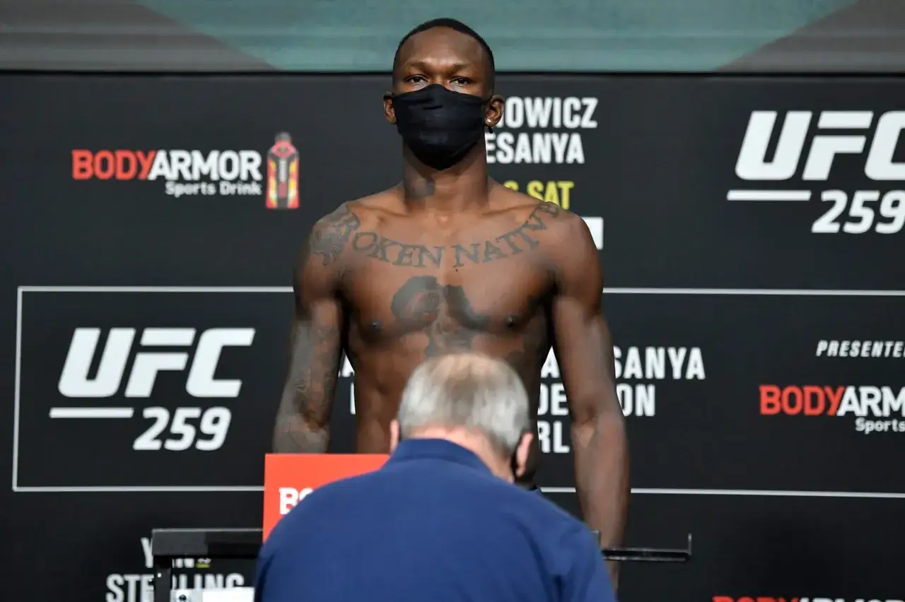 Izzy na ważeniu UFC przed walką w wadze średniej.