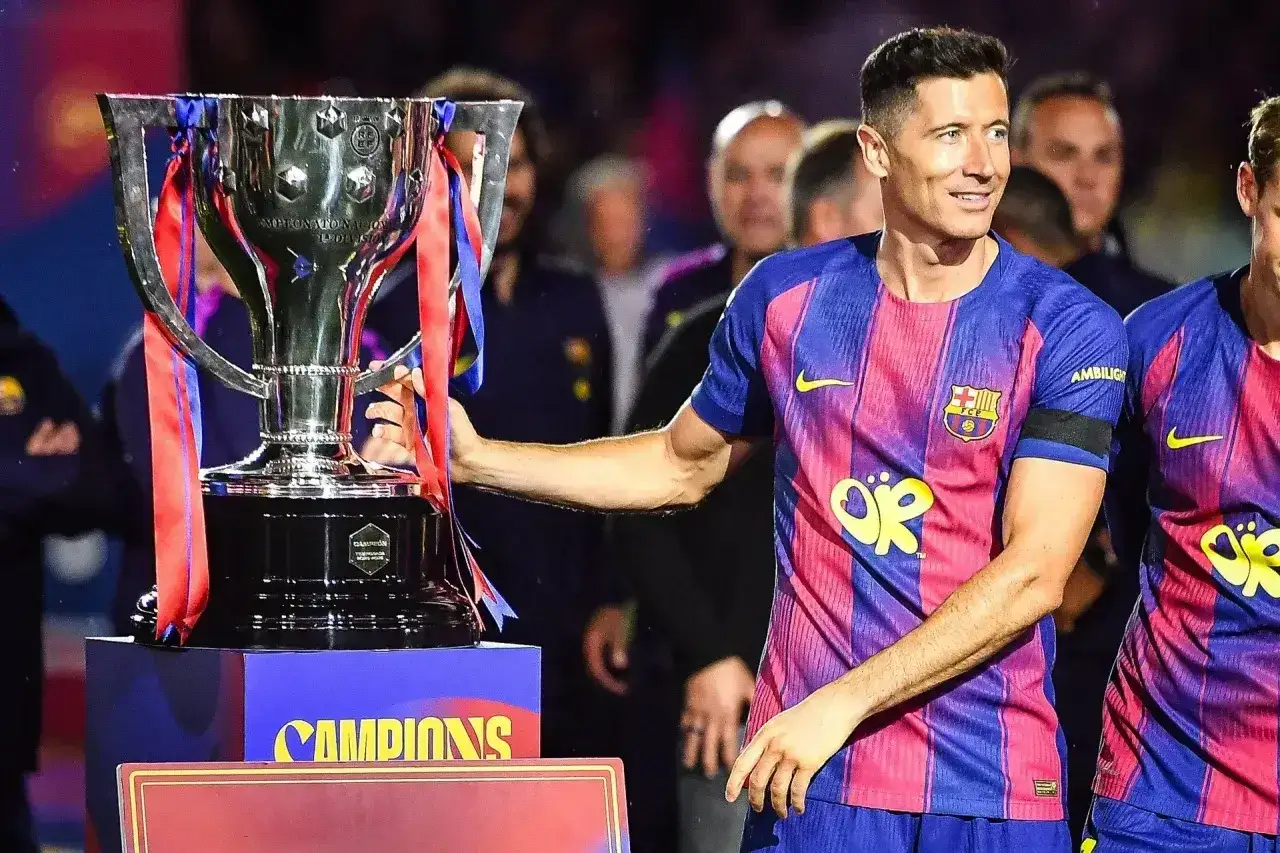 Robert Lewandowski z pucharem La Liga. Krótka biografia tego piłkarza to historia sukcesów i determinacji.
