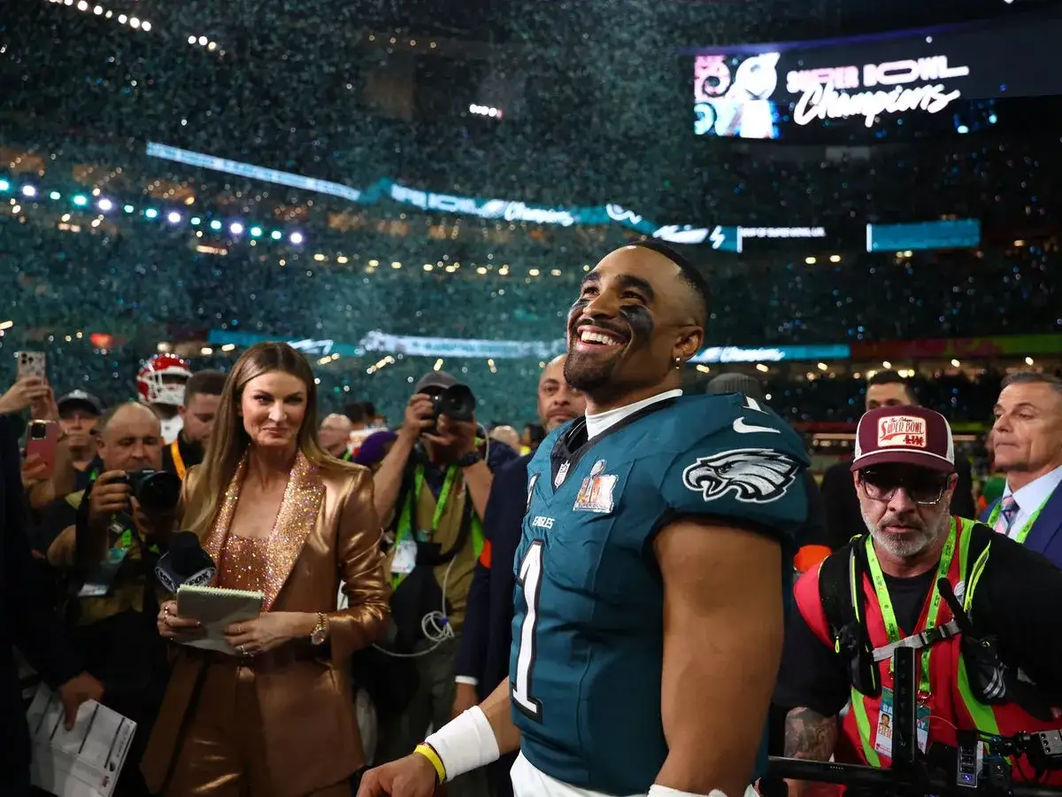 Radość Jalen Hurts po wygranej w Super Bowl 2025. Konfetti spada na zwycięzców, a na ekranie widnieje napis