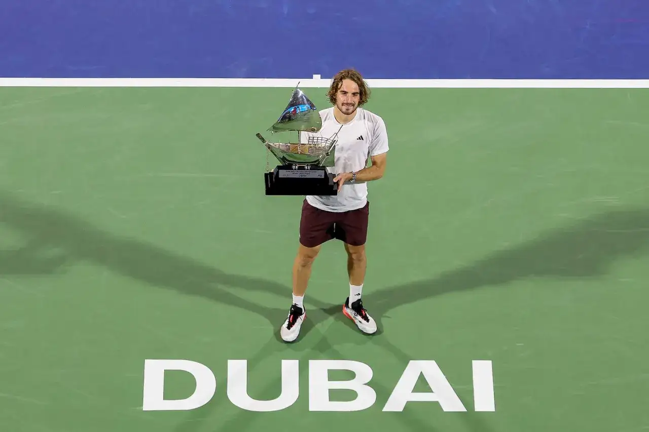Tenisista Stefanos Tsitsipas z pucharem na korcie w Dubaju. Czy to zapowiedź jego sukcesów na tenis Dubaj 2025?