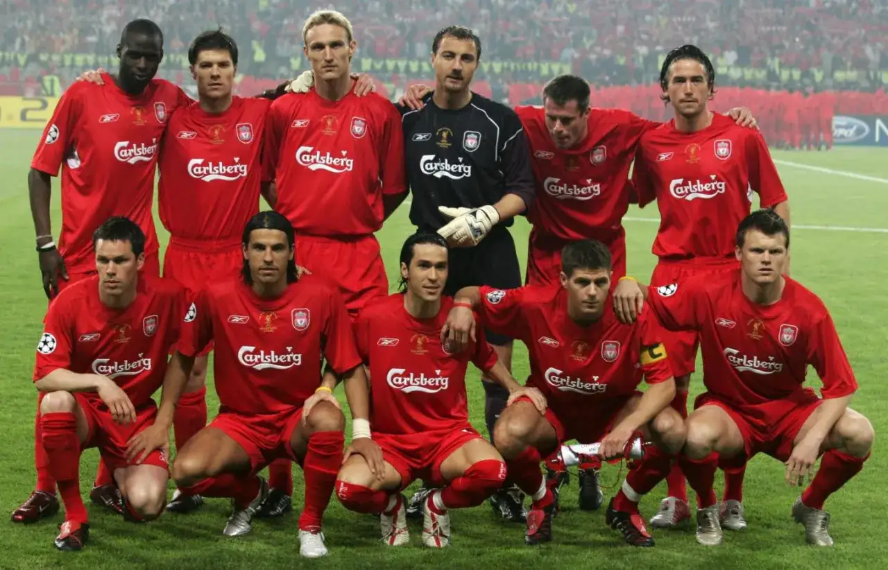 Drużyna Liverpoolu przed meczem z Milanem w finale Ligi Mistrzów 2005.