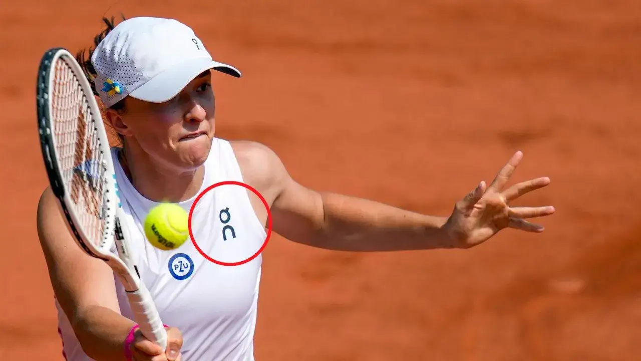 Iga Świątek w akcji, z widocznym logo ON Running, jej sponsora.