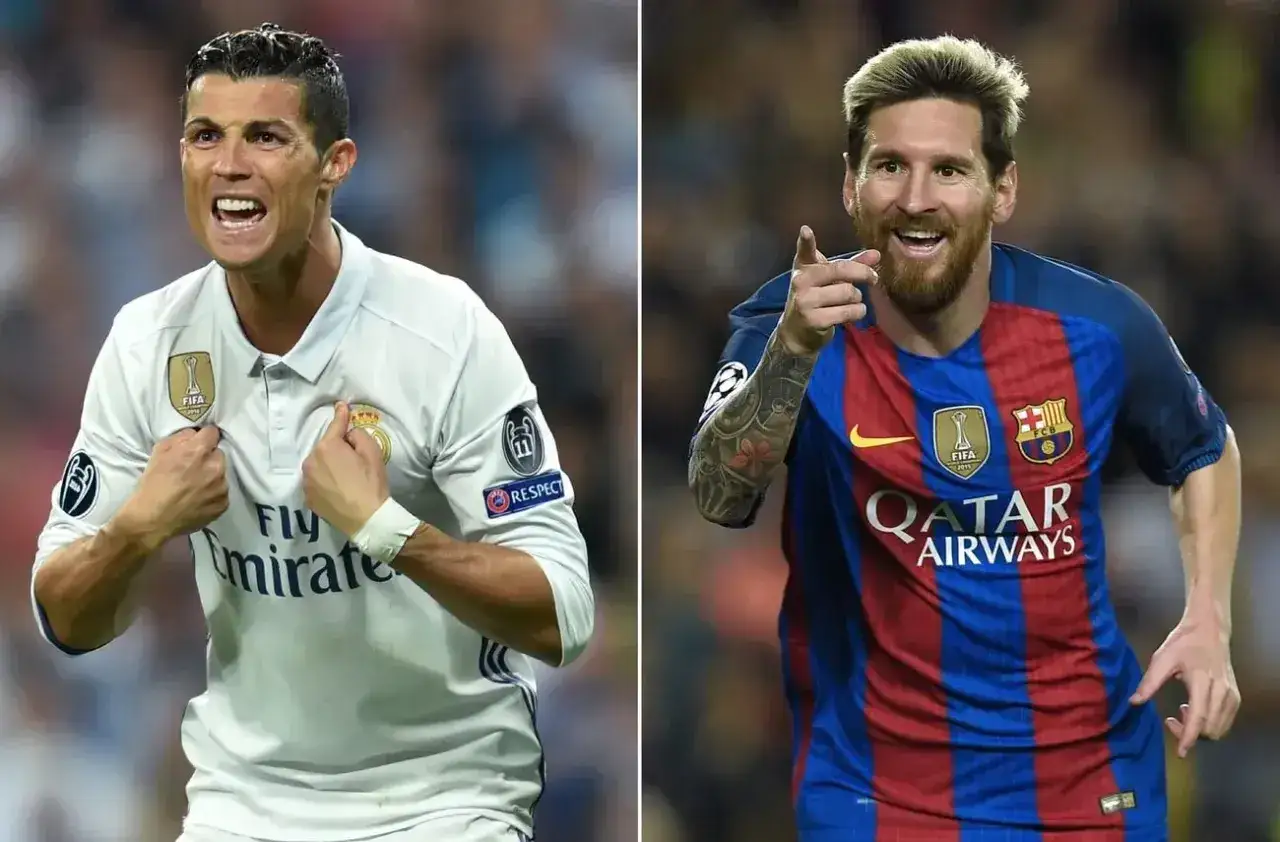 Dwa legendy futbolu: Cristiano Ronaldo w białej koszulce Realu Madryt i Lionel Messi w niebiesko-czerwonej koszulce Barcelony. Kto lepszy: Messi czy Ronaldo?