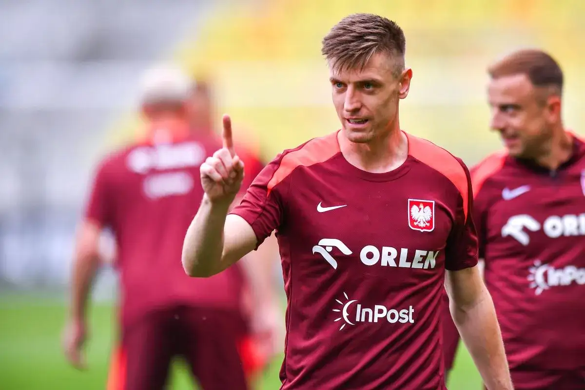 Krzysztof Piątek w nowym klubie, z podniesionym palcem, jakby ogłaszał swój kolejny transfer.