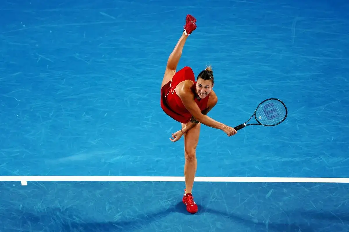 Aryna Sabalenka w akcji podczas meczu, wykonuje potężny serwis.