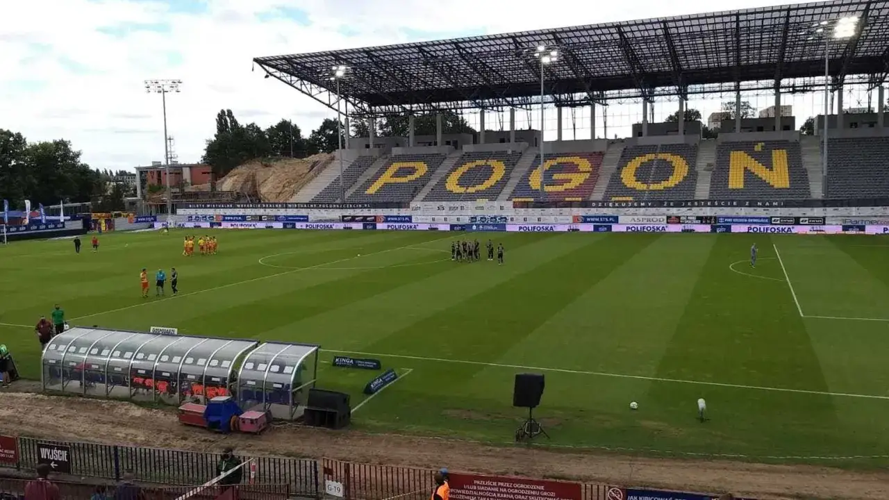 Piłkarze na boisku, trybuny z napisem POGOŃ. Czy to jagiellonia mecz dzisiaj?