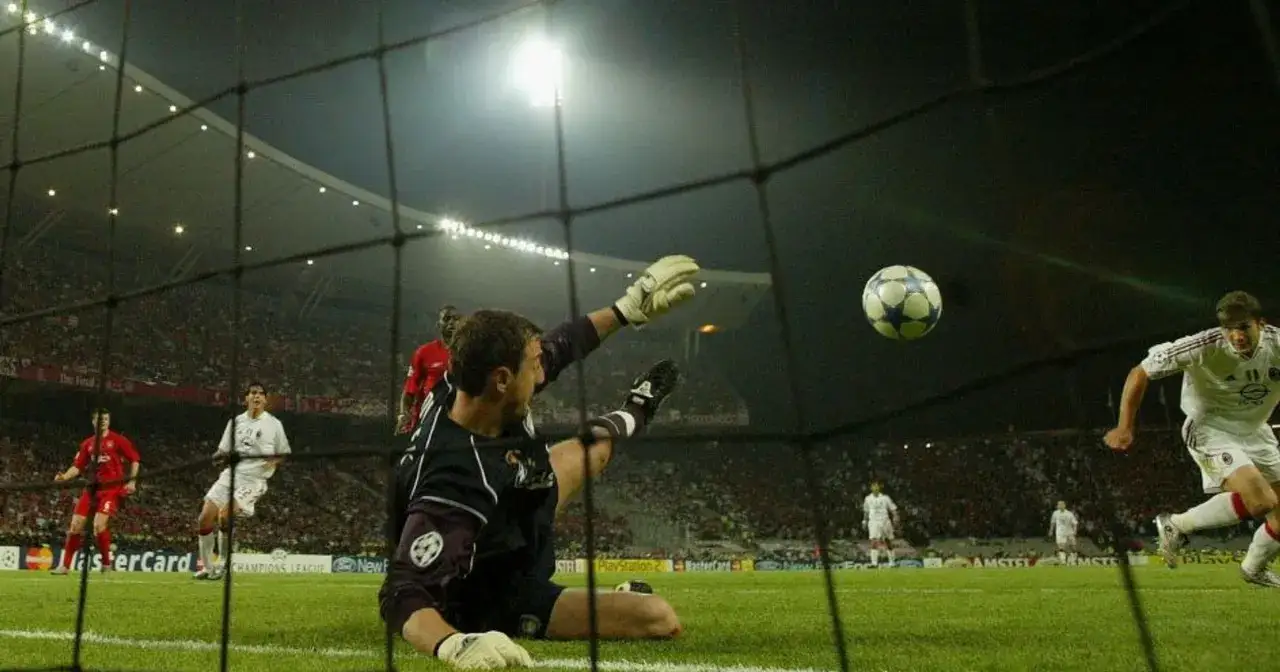 Bramkarz Liverpoolu broni strzał w finale Ligi Mistrzów Milan Liverpool 2005. Piłka leci w stronę bramki.