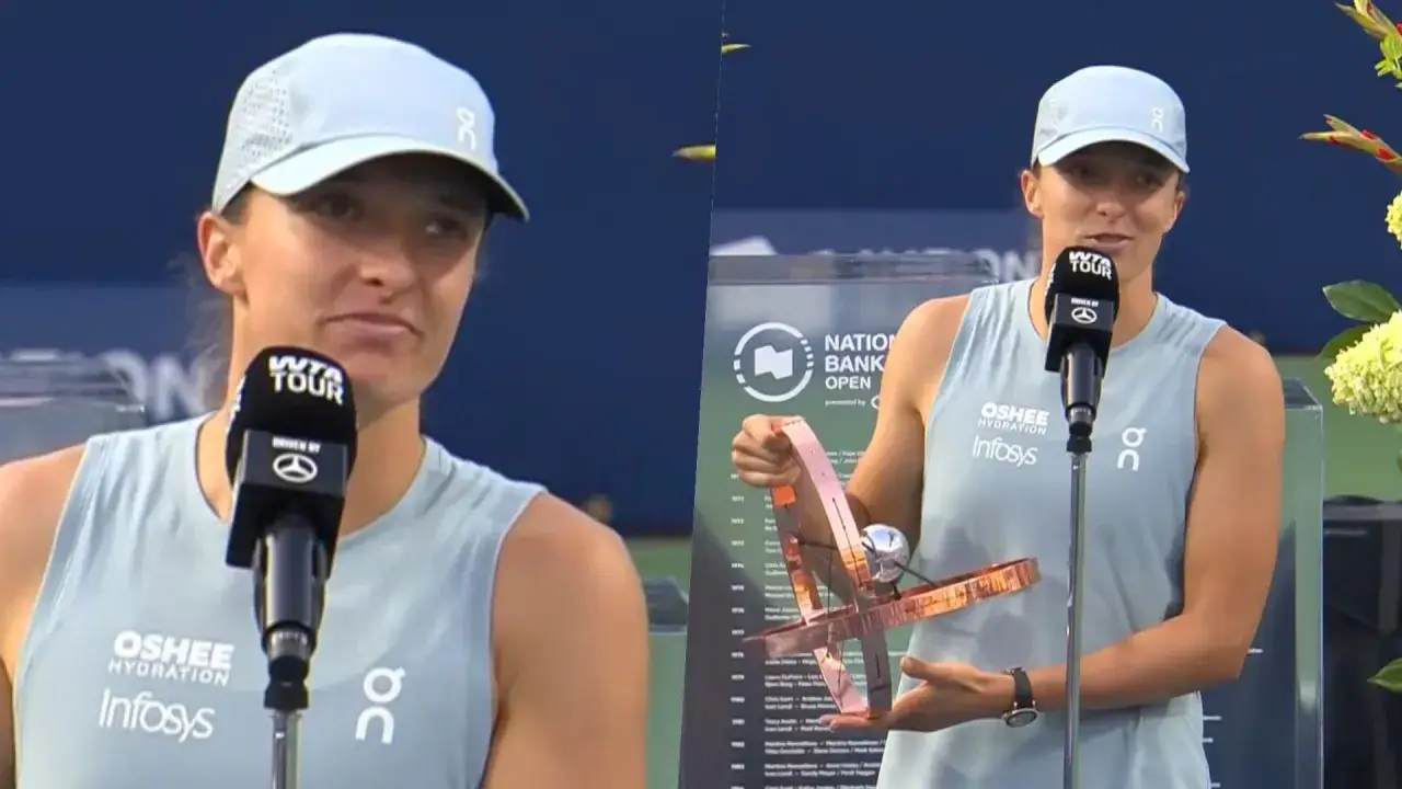 Iga Świątek z pucharem i mikrofonem WTA Tour. Zastanawiasz się, ile zarobiła Iga Świątek?