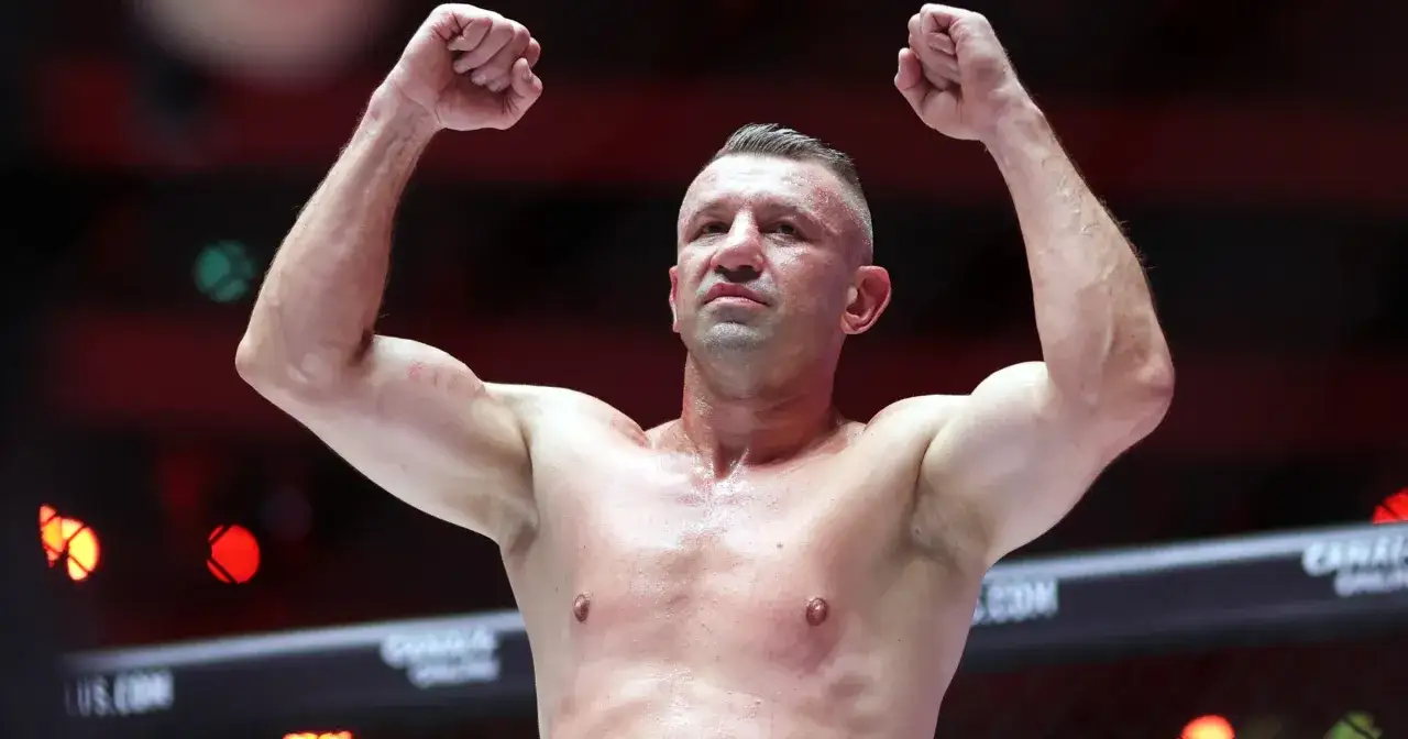 Tomasz Adamek wznosi ręce w geście triumfu po swojej ostatniej walce.