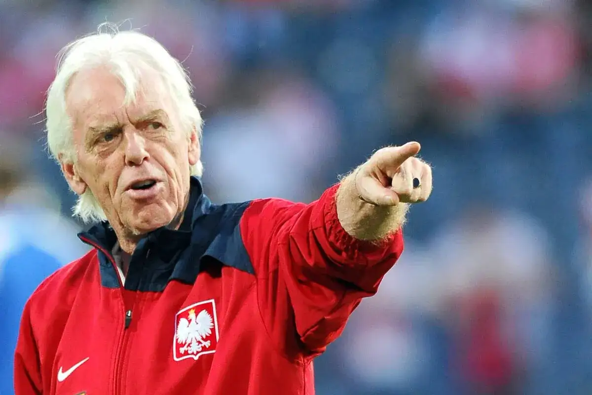 Leo Beenhakker, były trener reprezentacji Polski, wskazuje palcem kierunek.