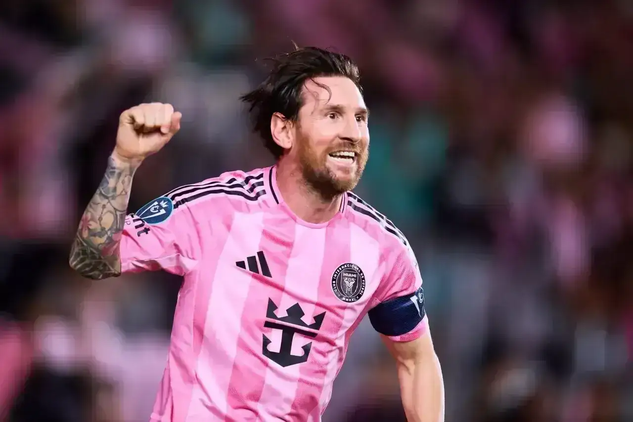 Piłkarz Lionel Messi w różowej koszulce Interu Miami, z podniesioną pięścią. Wciąż zachwyca, mimo że ile lat ma Messi, wciąż gra na najwyższym poziomie.