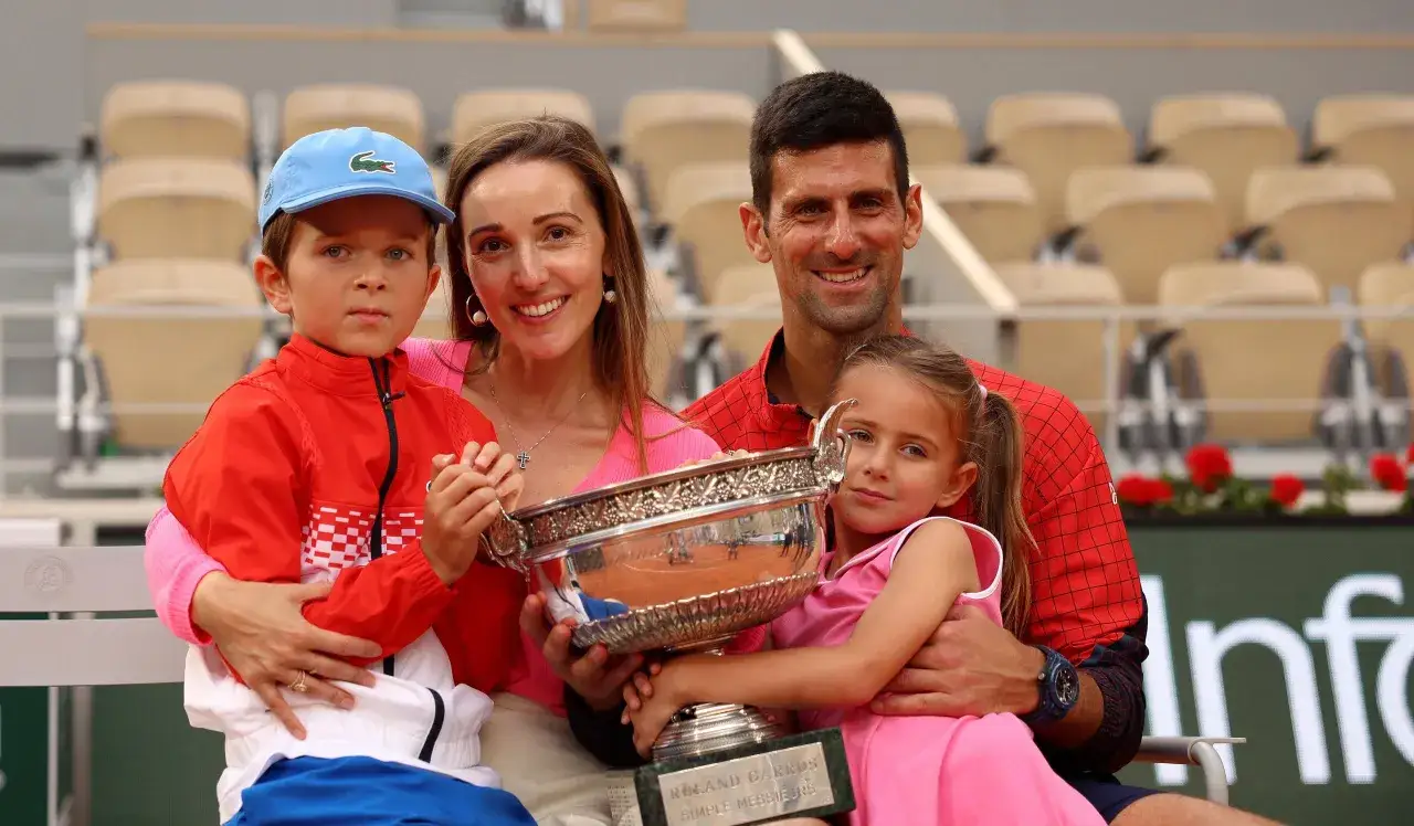 Novak Djokovic z rodziną, żoną i dwójką dzieci, świętuje zwycięstwo z pucharem.
